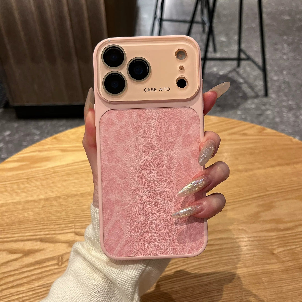 Obal na iPhone s leopardím vzorem a okénkem