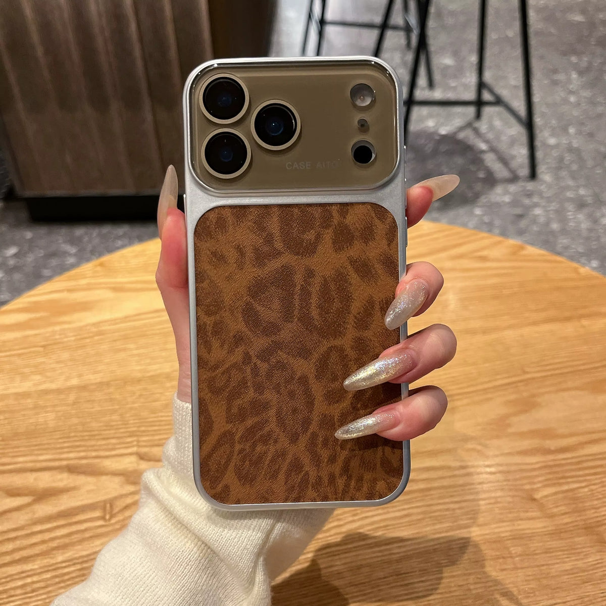 Obal na iPhone s leopardím vzorem a okénkem