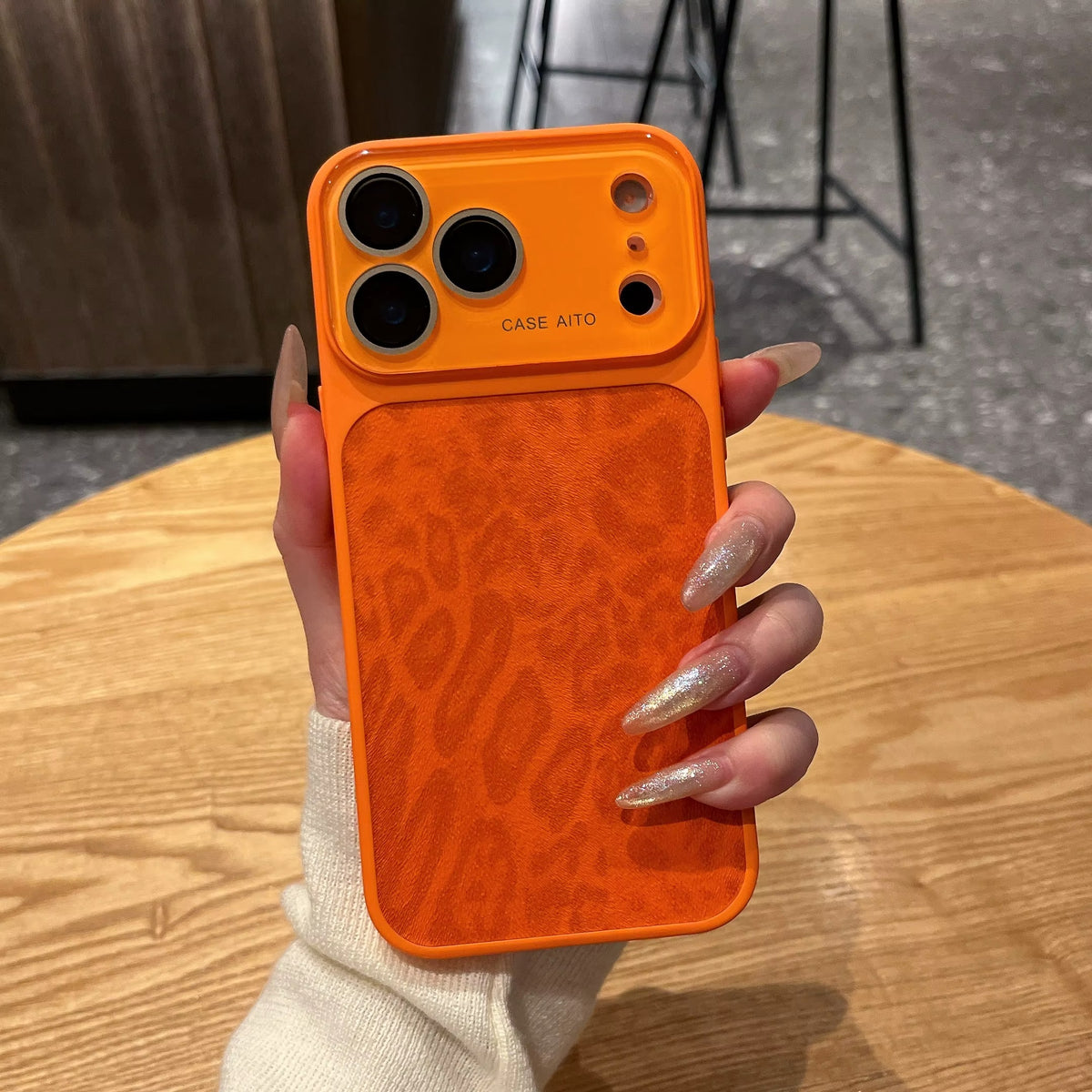 Obal na iPhone s leopardím vzorem a okénkem