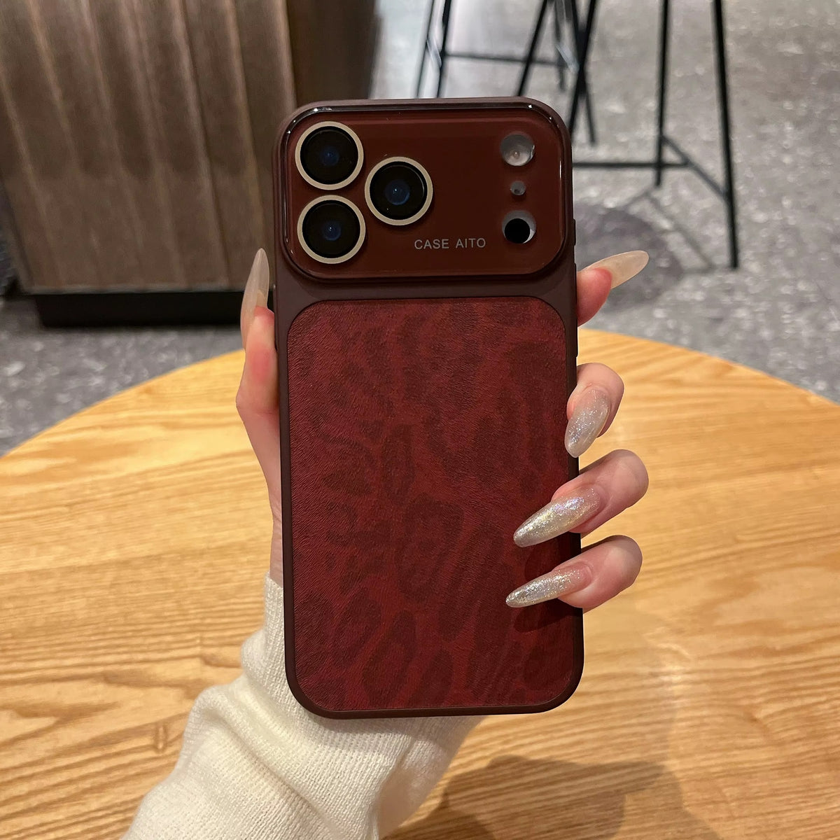 Obal na iPhone s leopardím vzorem a okénkem